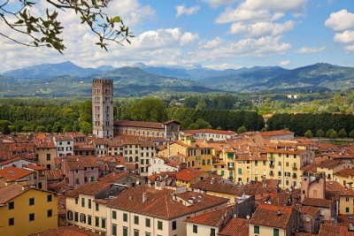 Itinerary to discover Lucca by Vespa, bike or scooter